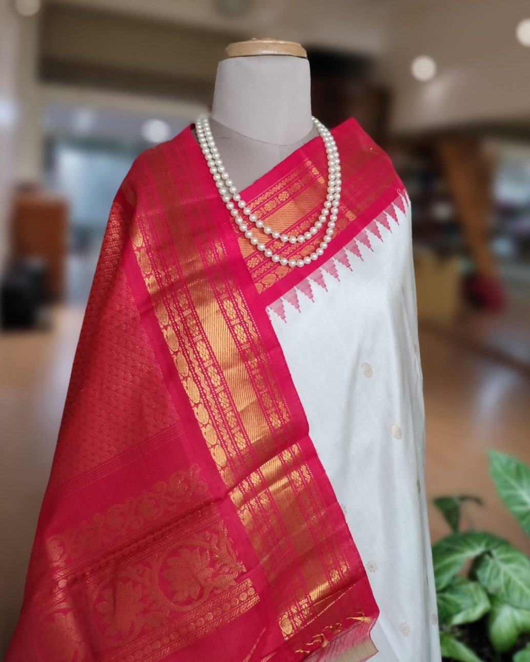 Handweave Gadwal Silk Saree - White and Red - Image 9