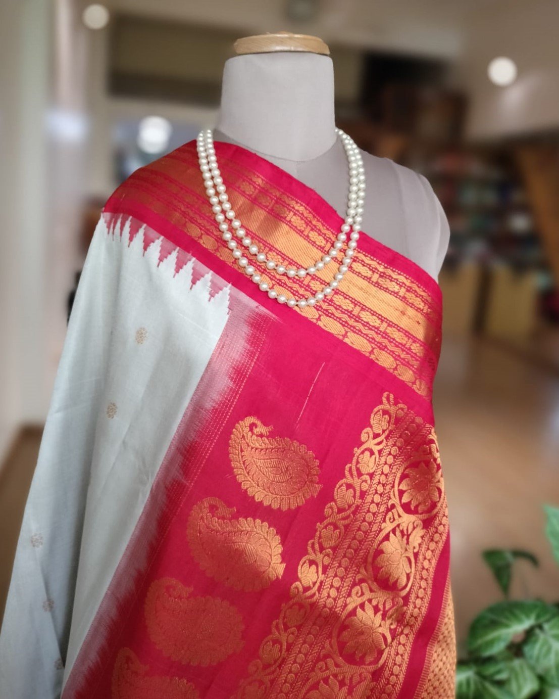 Handweave Gadwal Silk Saree - White and Red - Image 3
