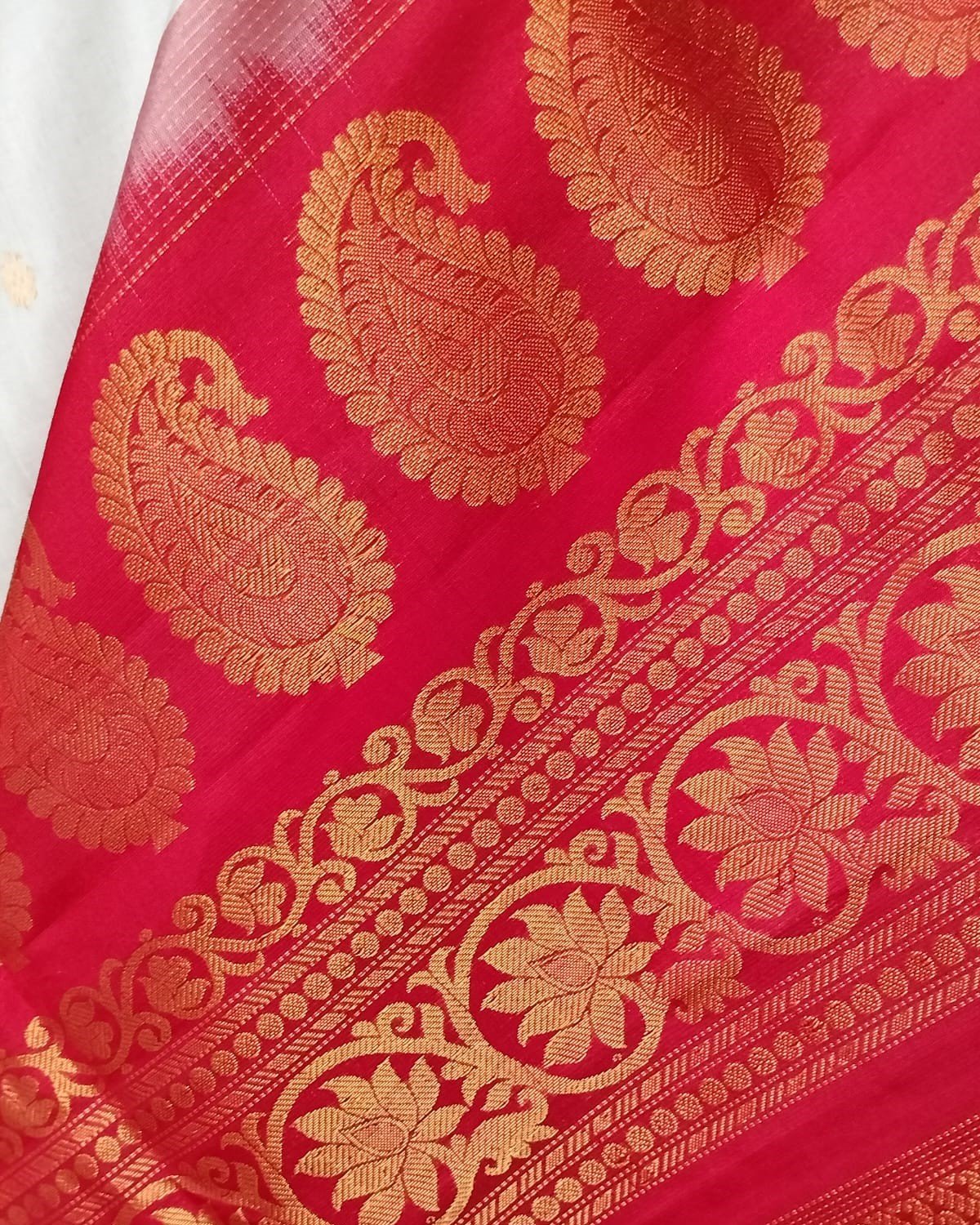 Handweave Gadwal Silk Saree - White and Red - Image 7
