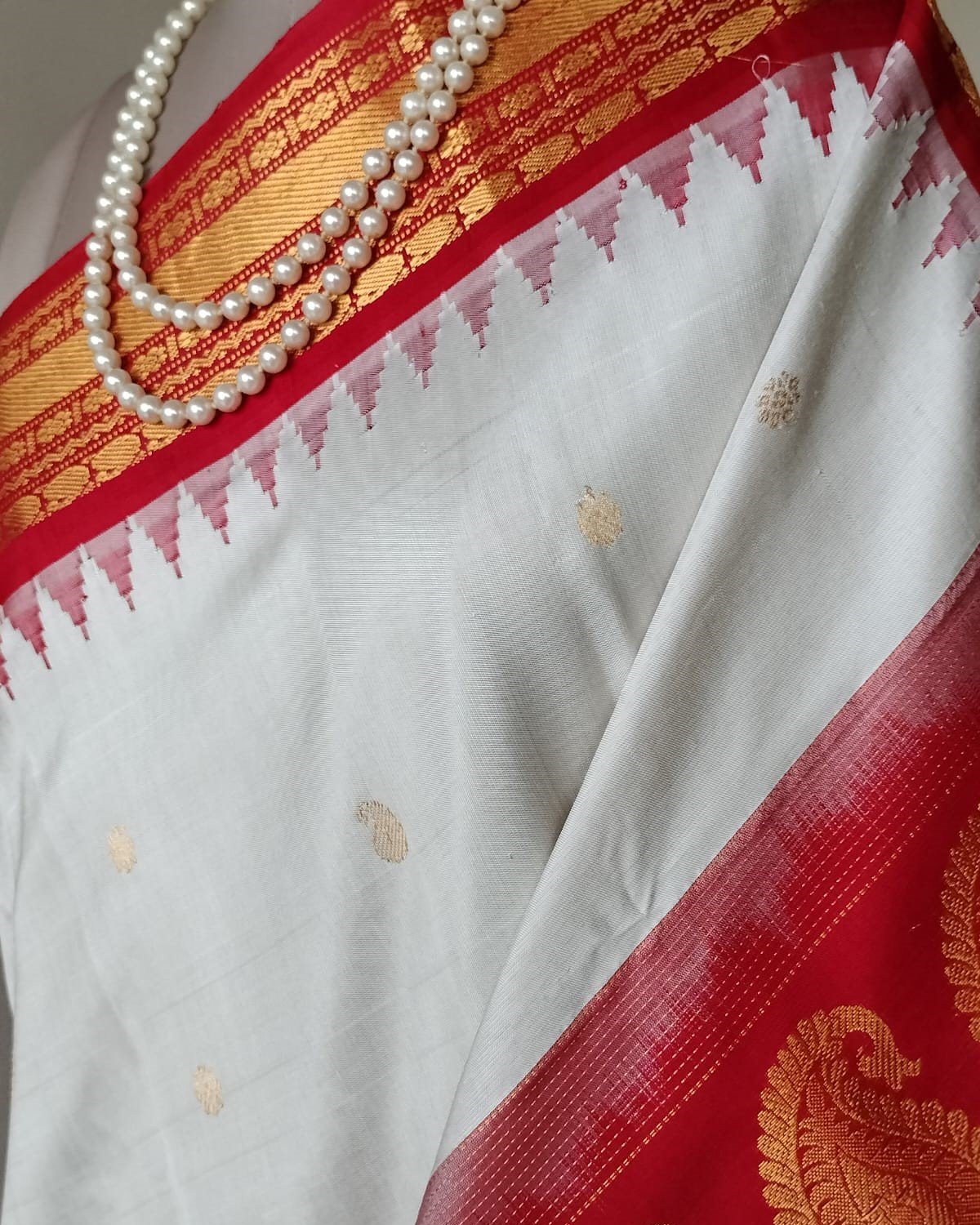Handweave Gadwal Silk Saree - White and Red - Image 8