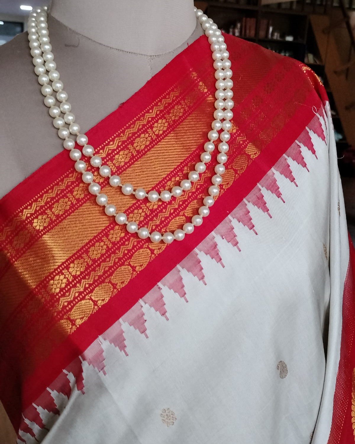 Handweave Gadwal Silk Saree - White and Red - Image 4