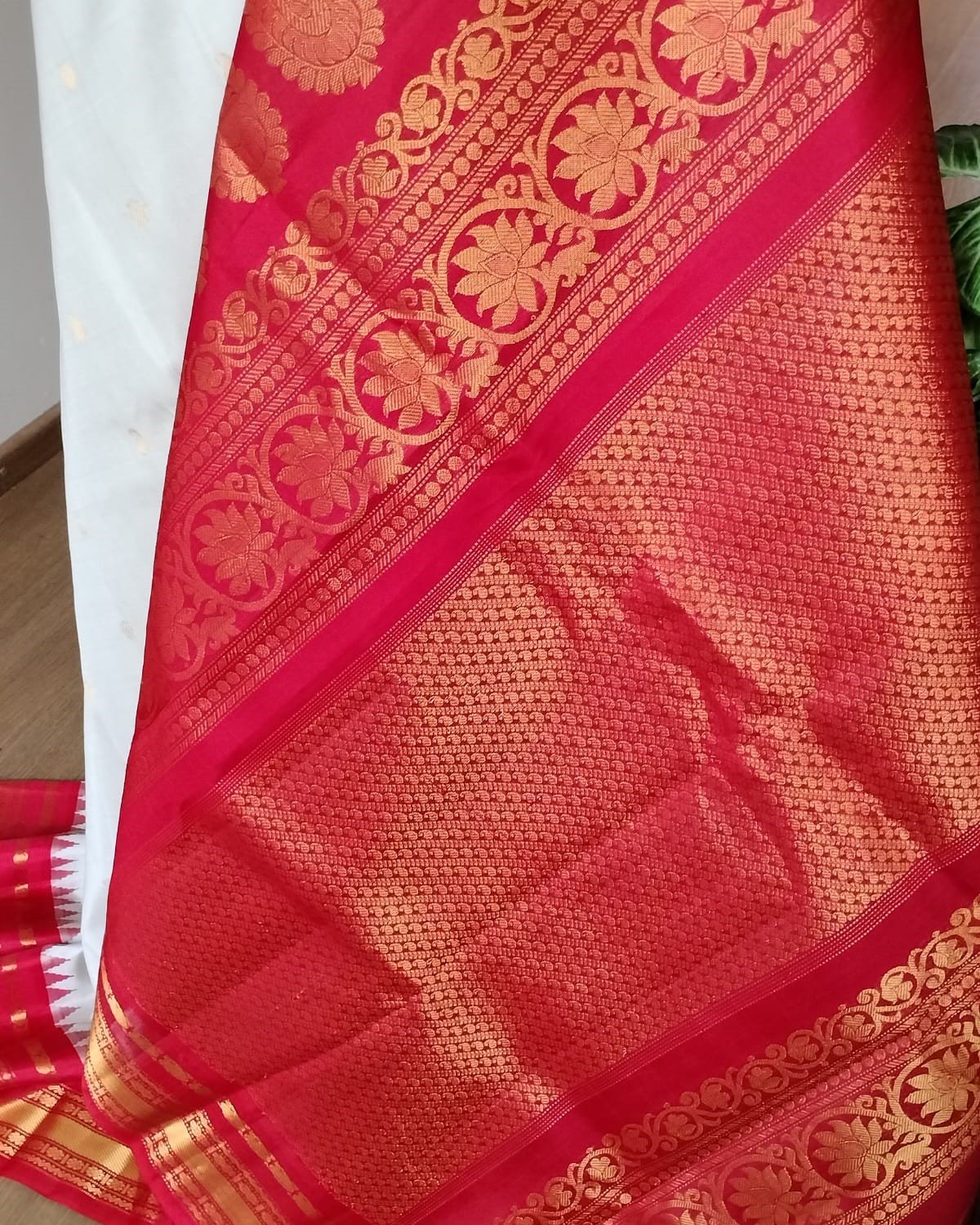 Handweave Gadwal Silk Saree - White and Red - Image 6