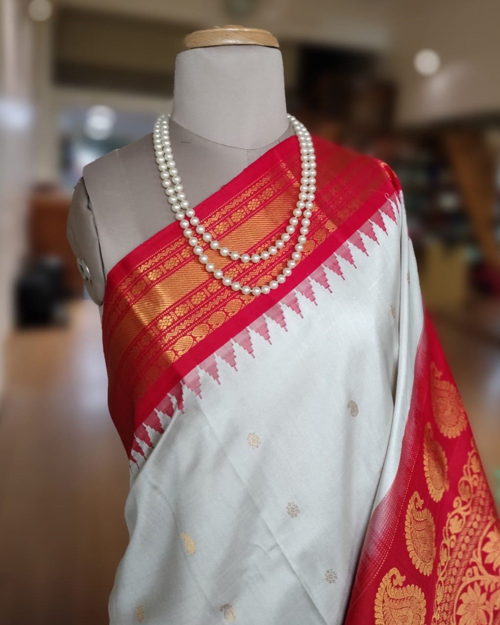 Handweave Gadwal Silk Saree - White and Red - Image 2