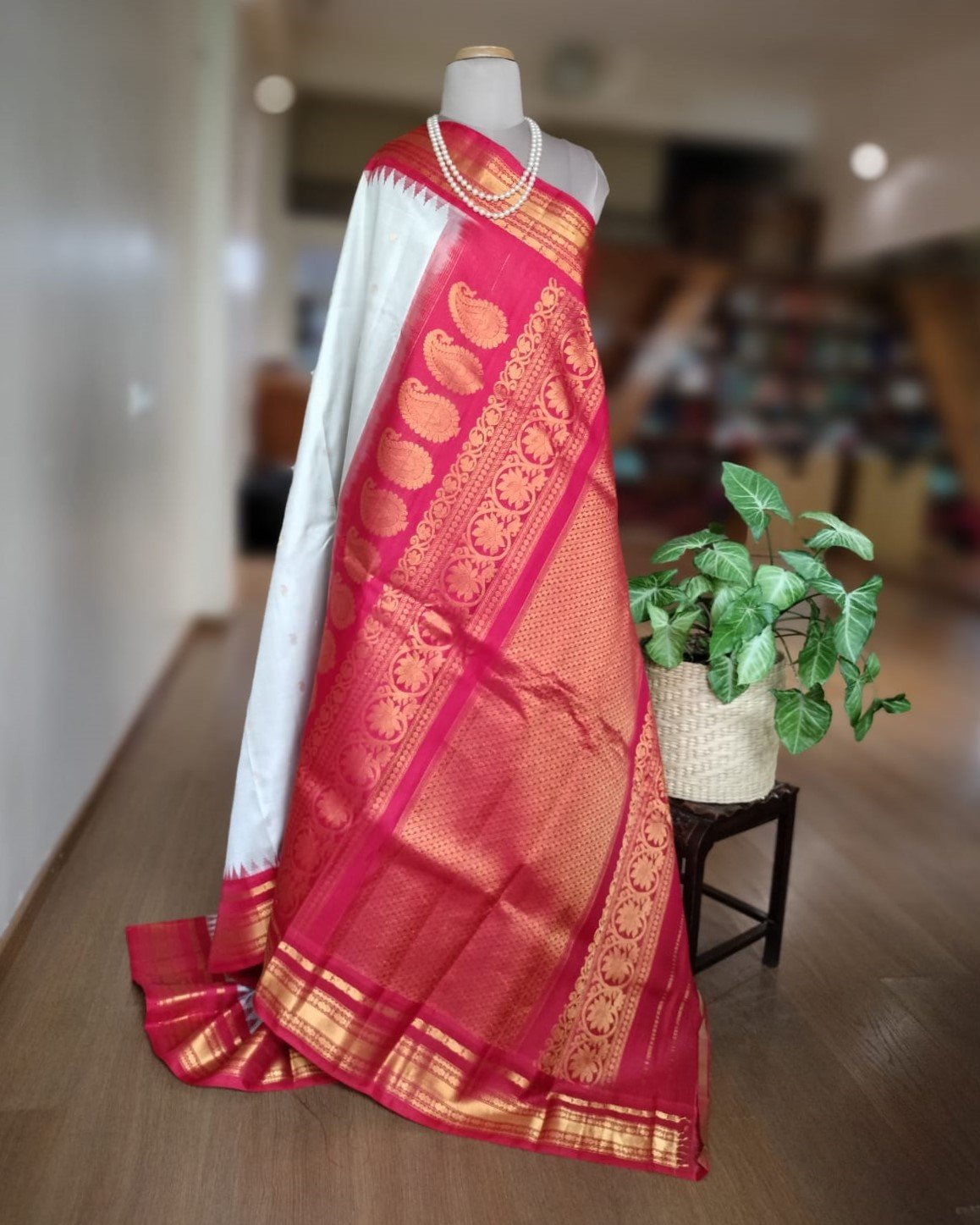 Handweave Gadwal Silk Saree - White and Red - Image 5