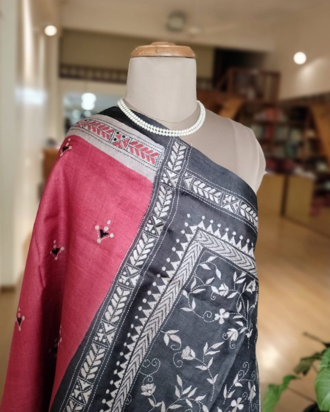 Dhunuchi Naach Kantha On Tussar Silk Saree - Image 4