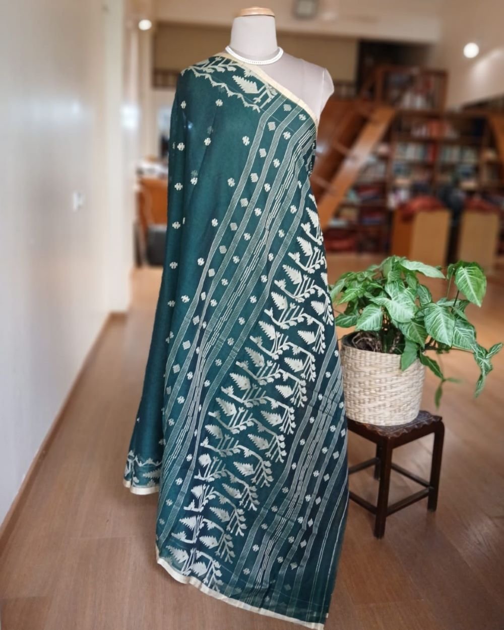 Handweave Jamdani Cotton Saree - Dark Green - Image 5