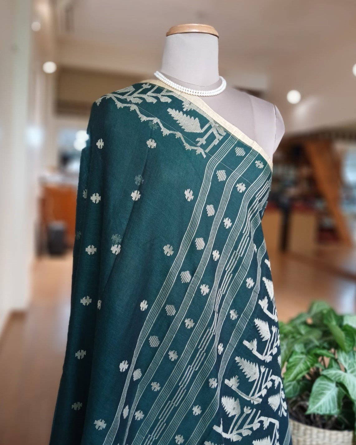 Handweave Jamdani Cotton Saree - Dark Green - Image 6
