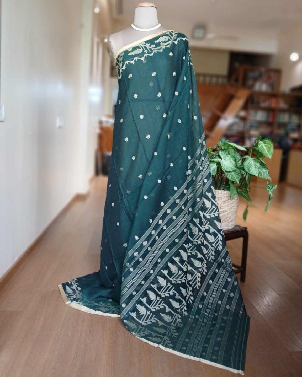 Handweave Jamdani Cotton Saree - Dark Green - Image 4