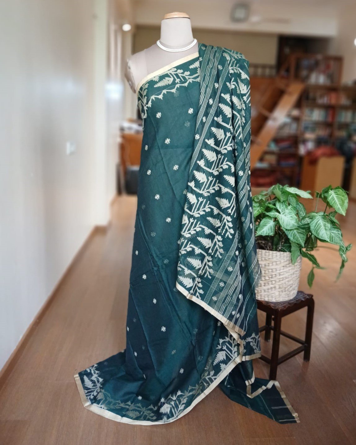 Handweave Jamdani Cotton Saree - Dark Green - Image 2