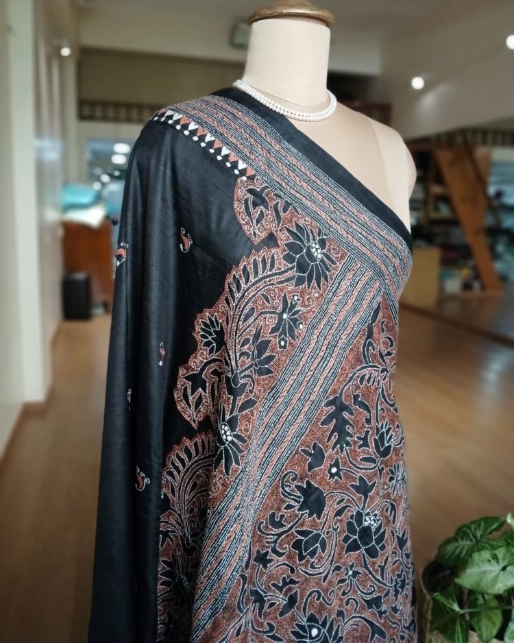 Santiniketan Kantha Saree in pure Bisnupuri Silk – (SNBK1006) - Image 4