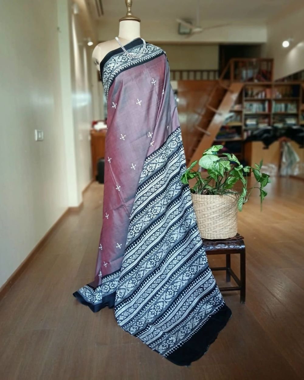 Santiniketan Kantha Saree in pure Bisnupuri Silk – (SNBK1020) - Image 3