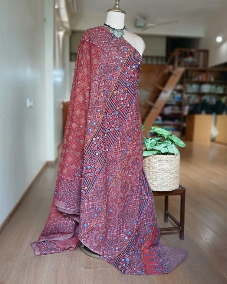 Barmer Ajrakh with Embroidered Palla Mul Cotton Saree - (AMCE1021) - Image 6