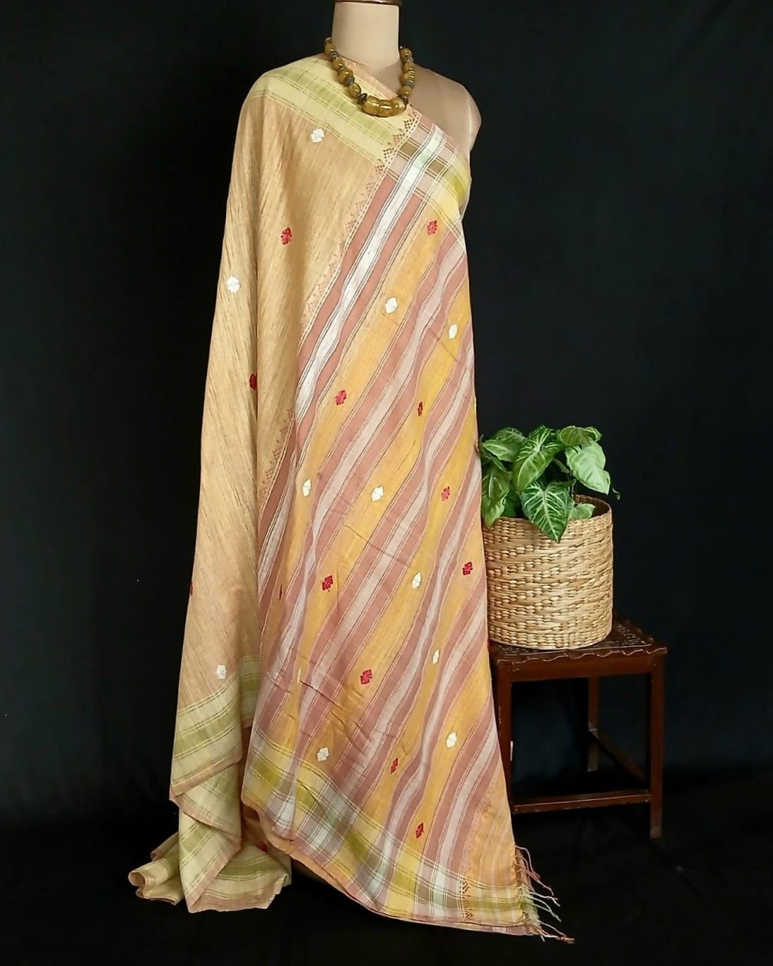 Ahimsa Eri Silk saree from Sualkuchi in Assam - (AESS0008) - Image 6