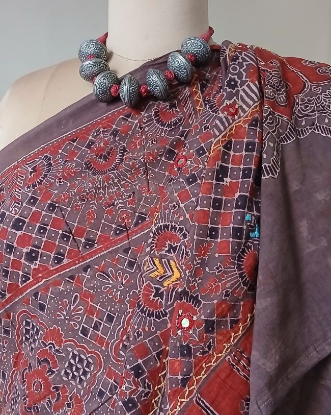 Barmer Ajrakh with Embroidered Palla Mul Cotton Saree – (AMCE1116) - Image 7