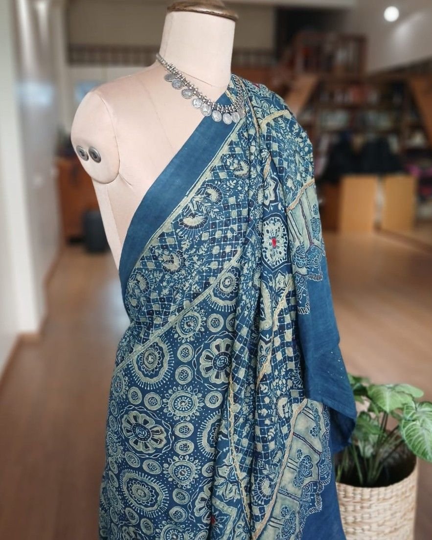 Barmer Ajrakh with Embroidered Palla Mul Cotton Saree – (AMCE1102) - Image 6