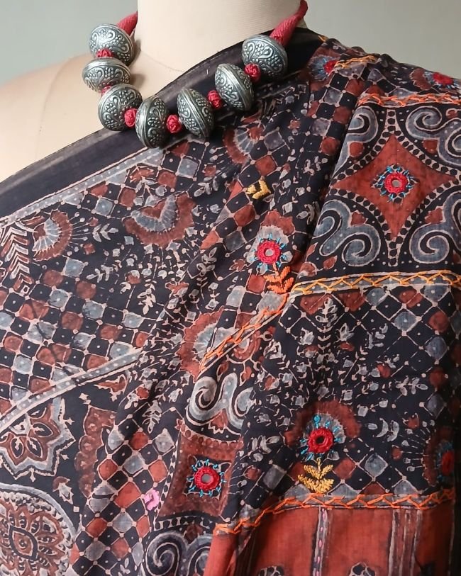 Barmer Ajrakh with Embroidered Palla Mul Cotton Saree – (AMCE1109) - Image 6