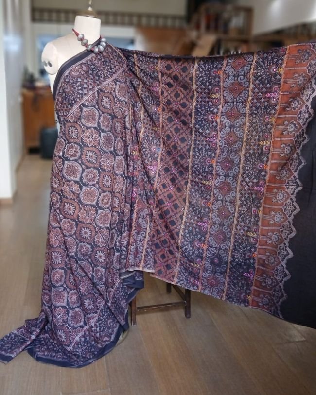 Barmer Ajrakh with Embroidered Palla Mul Cotton Saree – (AMCE1109) - Image 7