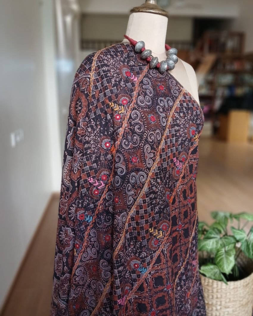 Barmer Ajrakh with Embroidered Palla Mul Cotton Saree – (AMCE1109) - Image 9