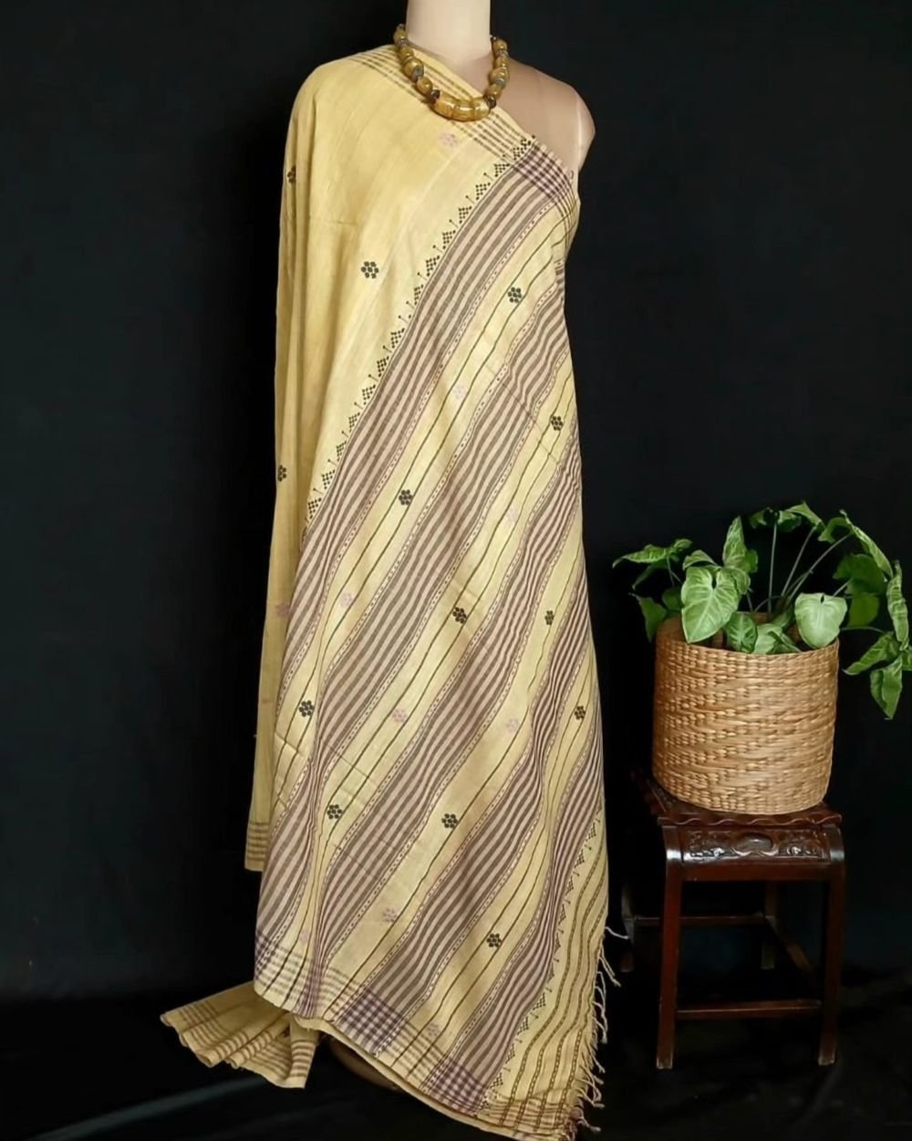 Ahimsa Eri Silk saree from Sualkuchi in Assam - (AESS0012) - Image 6
