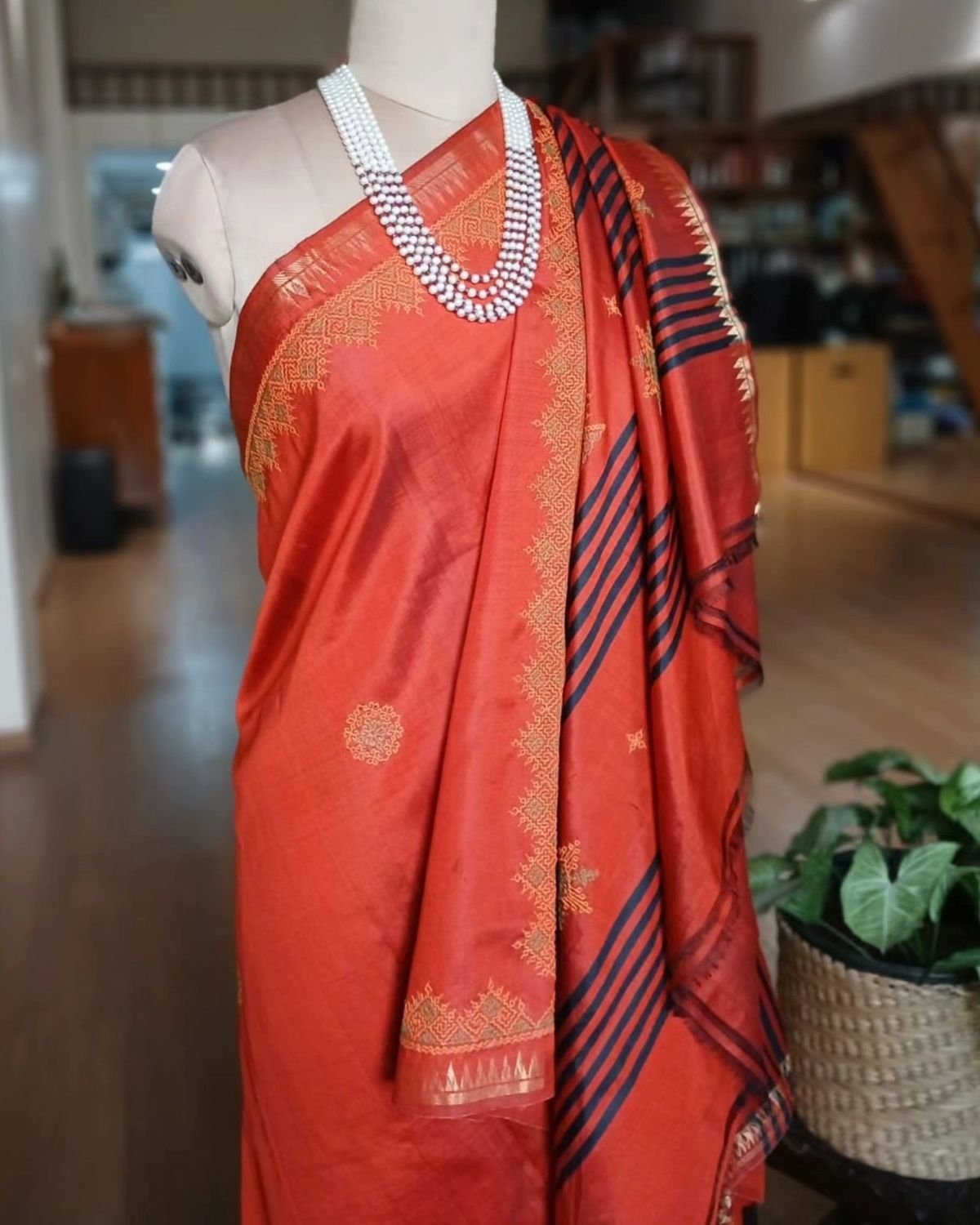 Kasuti Hand Embroidered Silk Saree - (KHES0002) - Image 3