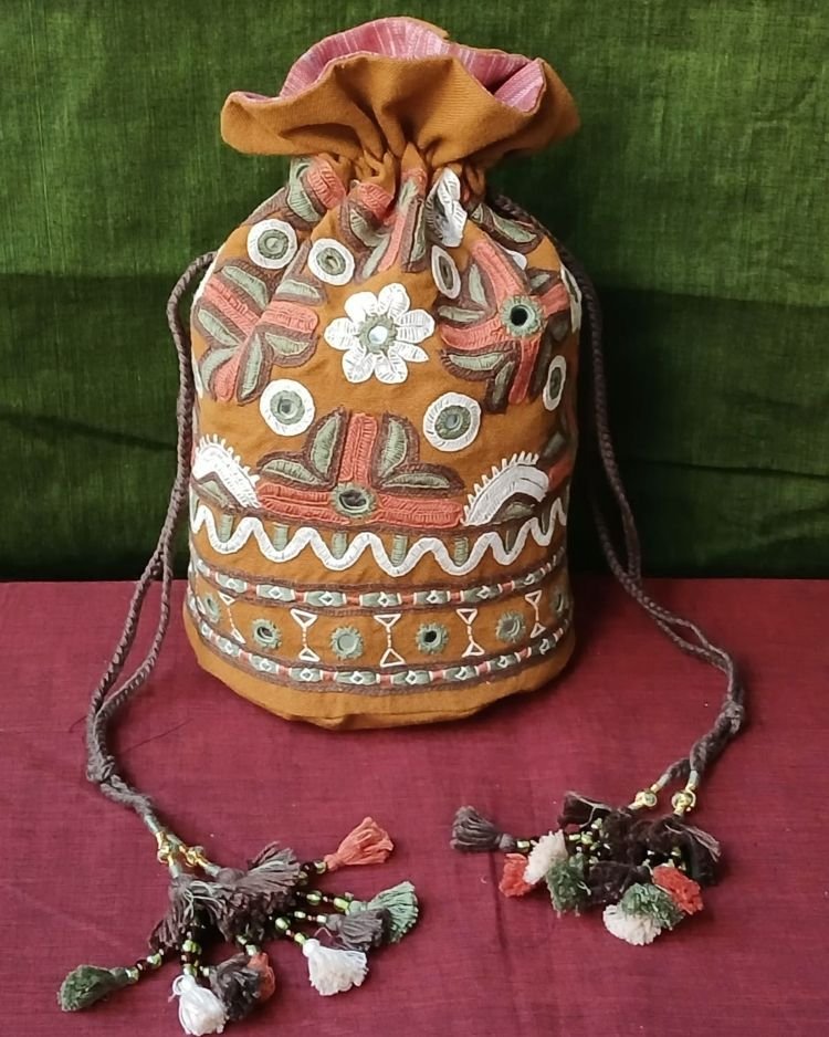 Paako Embroidered Potli Bag from Kutch – (PEPB0029)