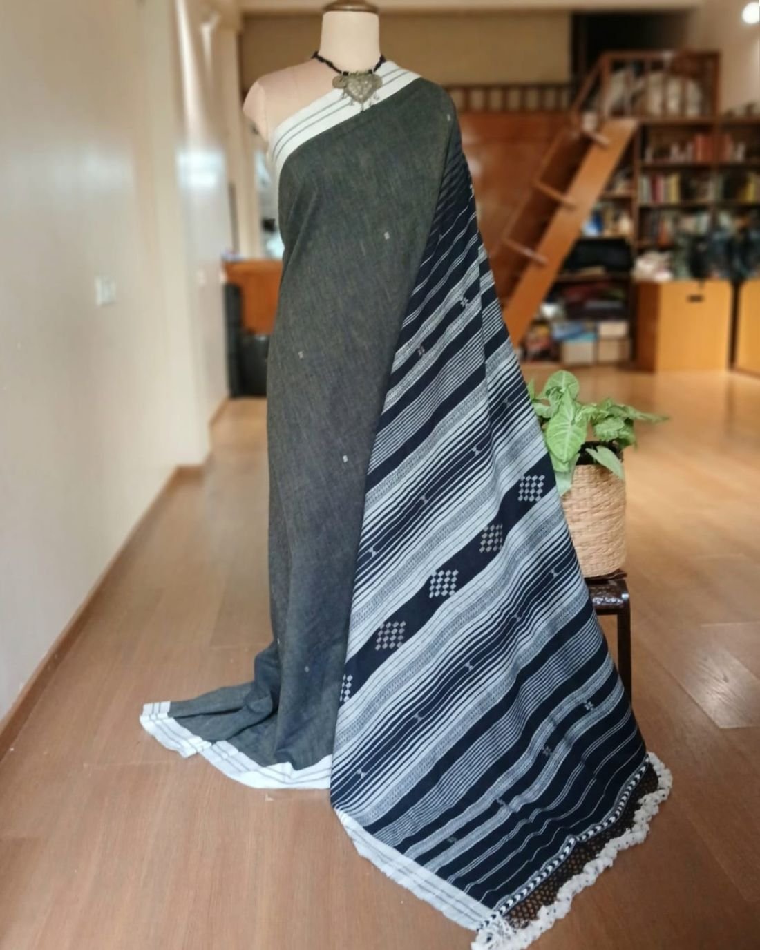 Bhujodi Saree Handwoven in Kala Cotton – (BHUJ1090) - Image 2
