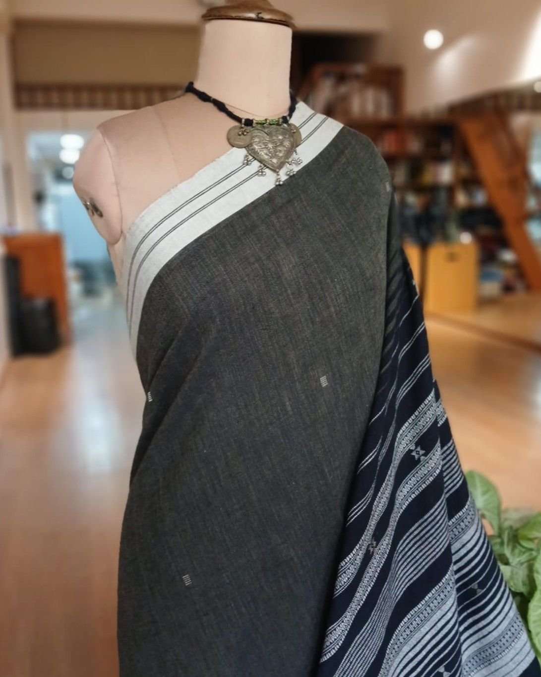 Bhujodi Saree Handwoven in Kala Cotton – (BHUJ1090) - Image 3