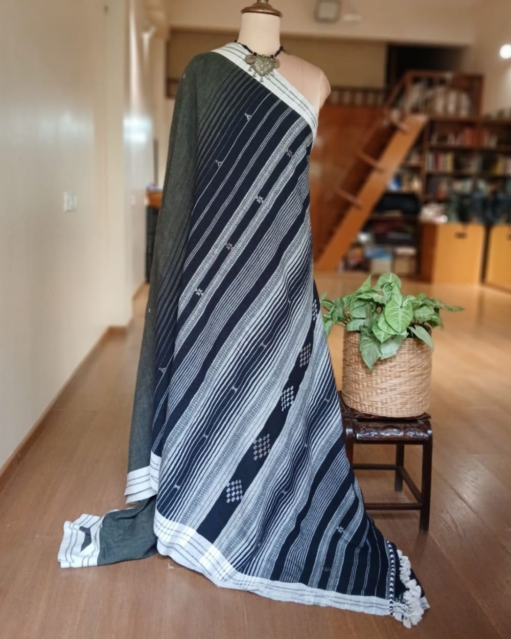 Bhujodi Saree Handwoven in Kala Cotton – (BHUJ1090) - Image 6