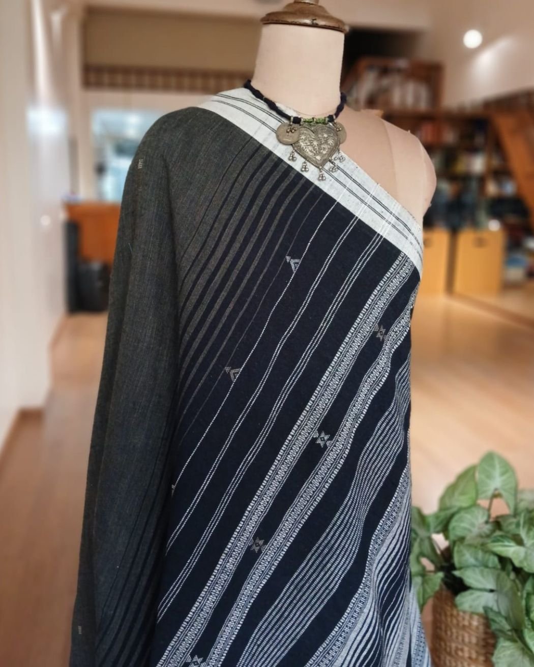 Bhujodi Saree Handwoven in Kala Cotton – (BHUJ1090) - Image 7