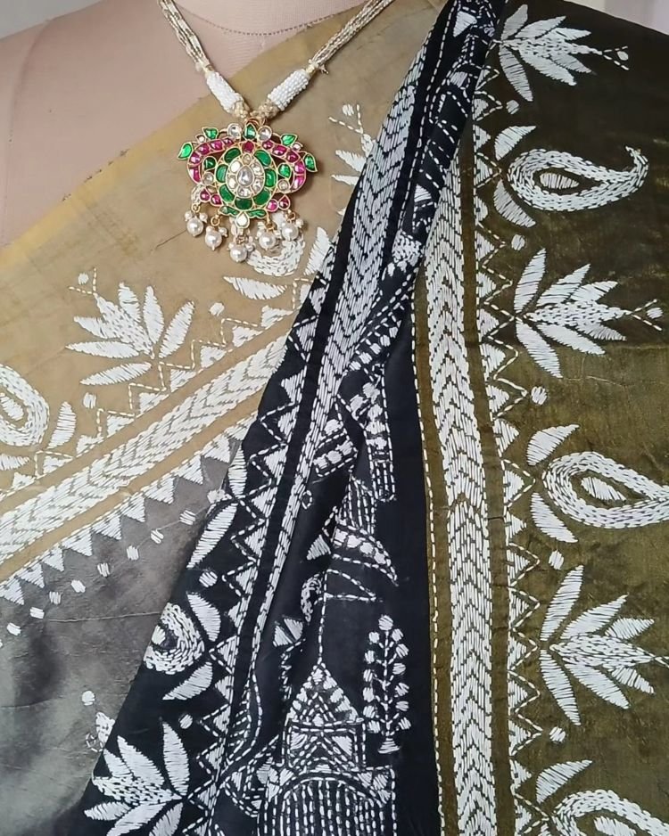 Santiniketan Kantha Saree in pure Bisnupuri Silk – (SNBK1089) - Image 4