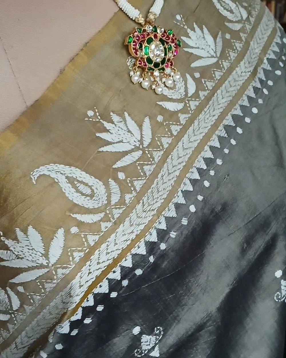 Santiniketan Kantha Saree in pure Bisnupuri Silk – (SNBK1089) - Image 5