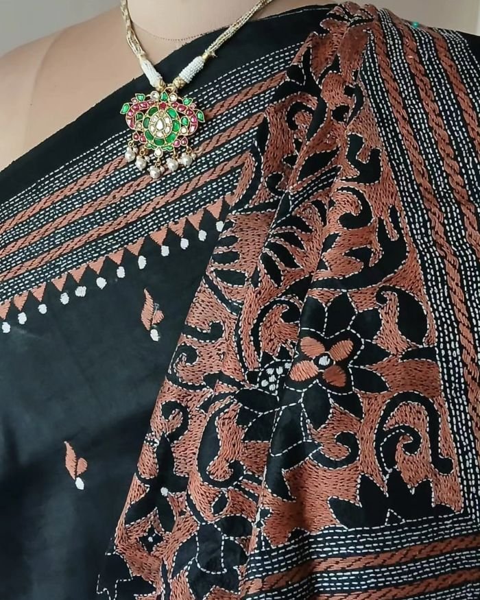 Santiniketan Kantha Saree in pure Bisnupuri Silk – (SNBK1092) - Image 3