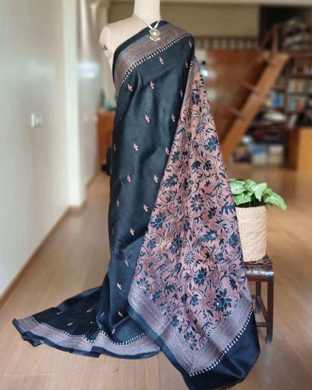 Santiniketan Kantha Saree in pure Bisnupuri Silk – (SNBK1092)
