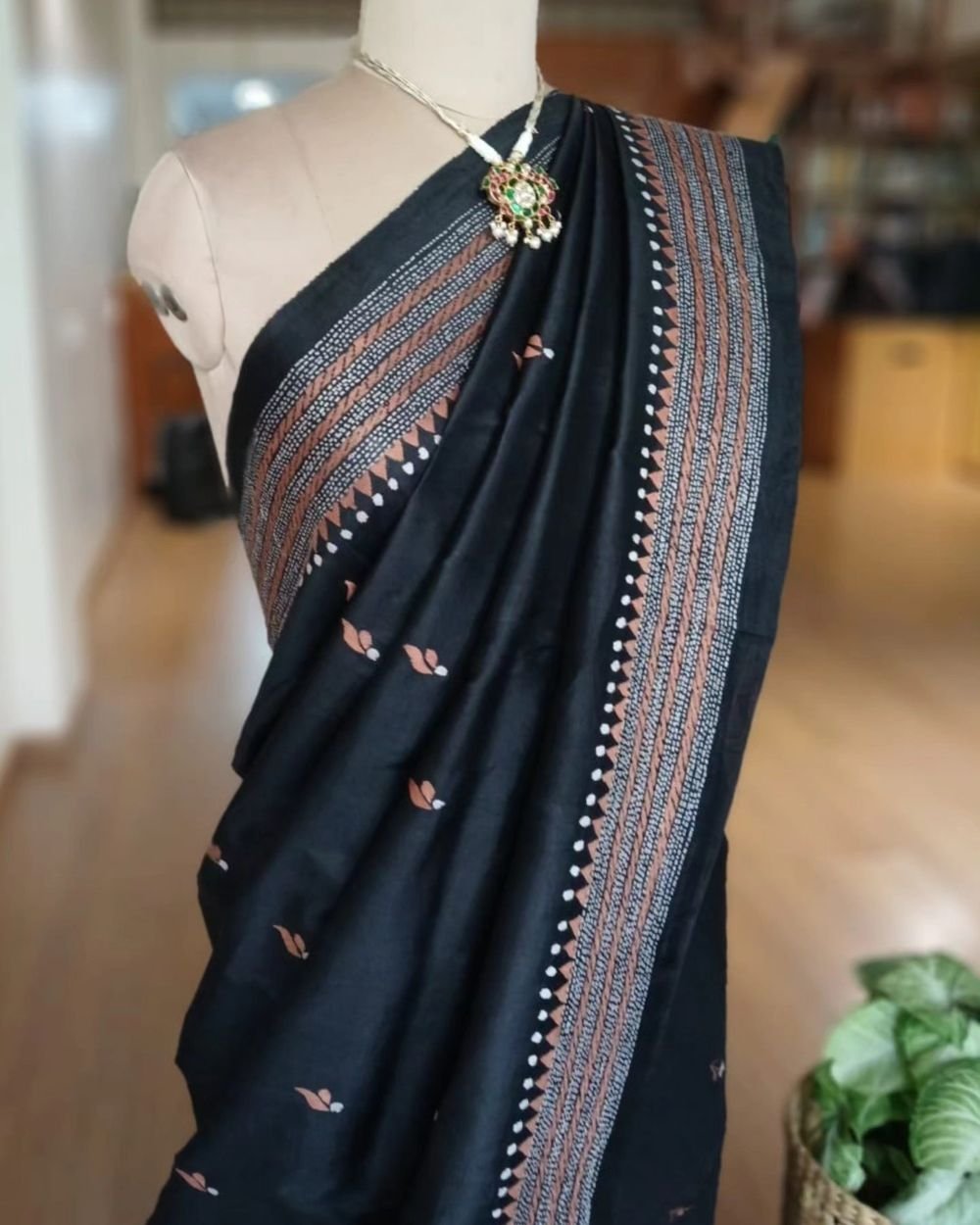 Santiniketan Kantha Saree in pure Bisnupuri Silk – (SNBK1092) - Image 4