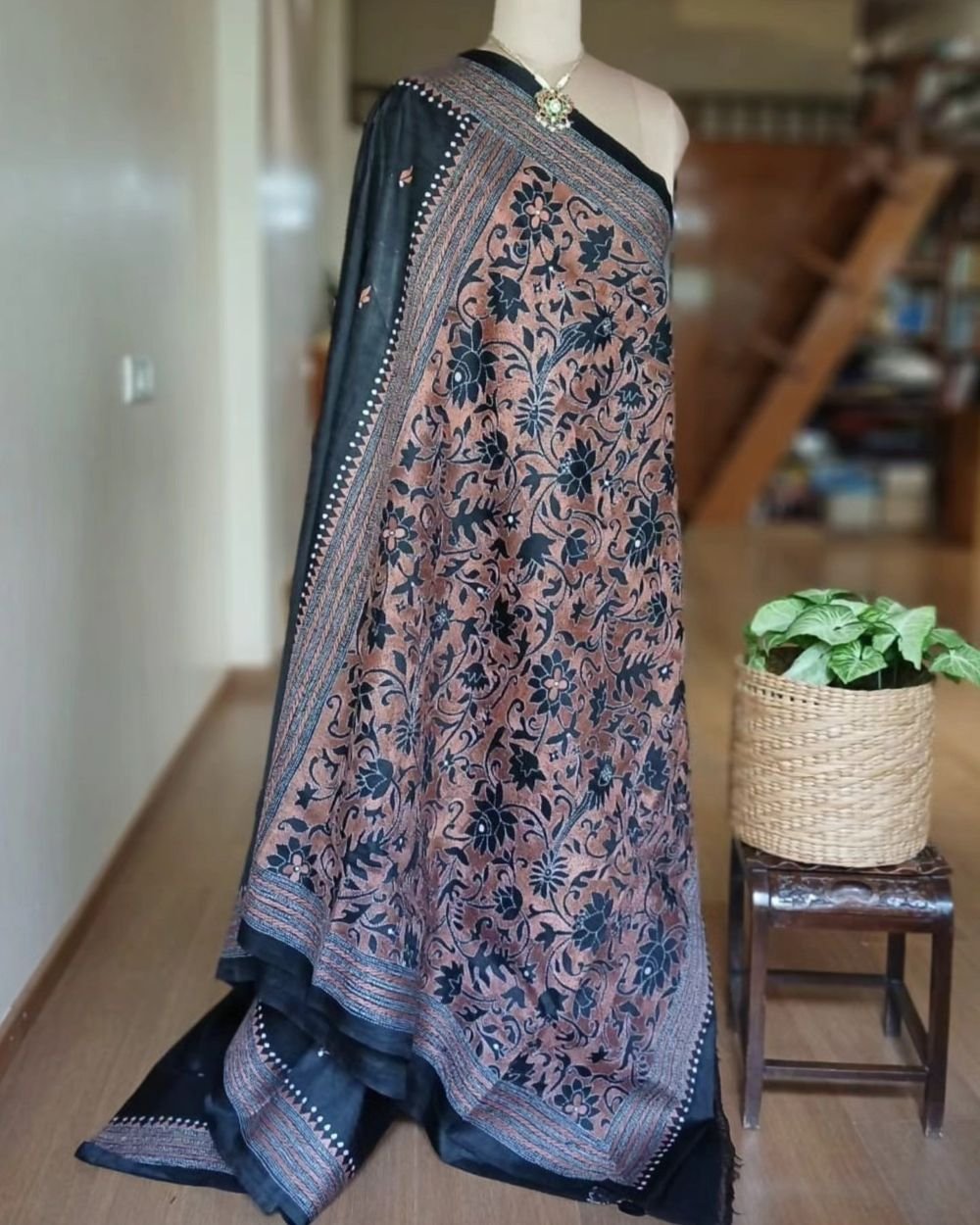 Santiniketan Kantha Saree in pure Bisnupuri Silk – (SNBK1092) - Image 6