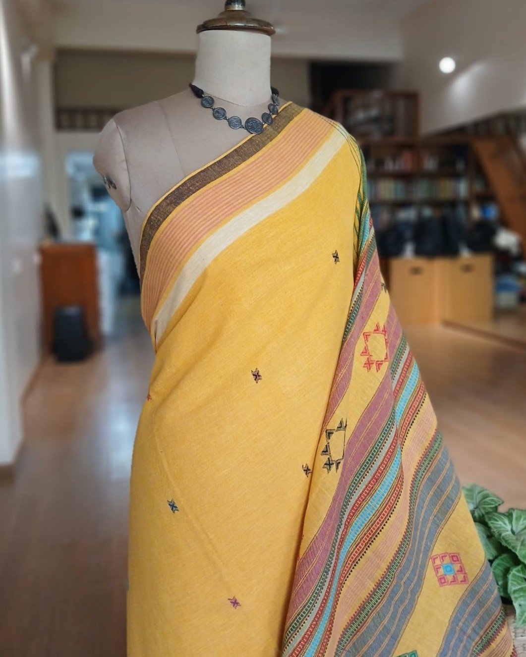 Bhujodi Saree Handwoven in Kala Cotton. – (BHUJ1079) - Image 6