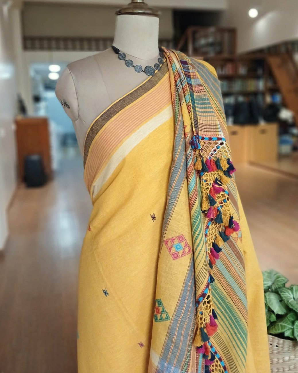 Bhujodi Saree Handwoven in Kala Cotton. – (BHUJ1079) - Image 5