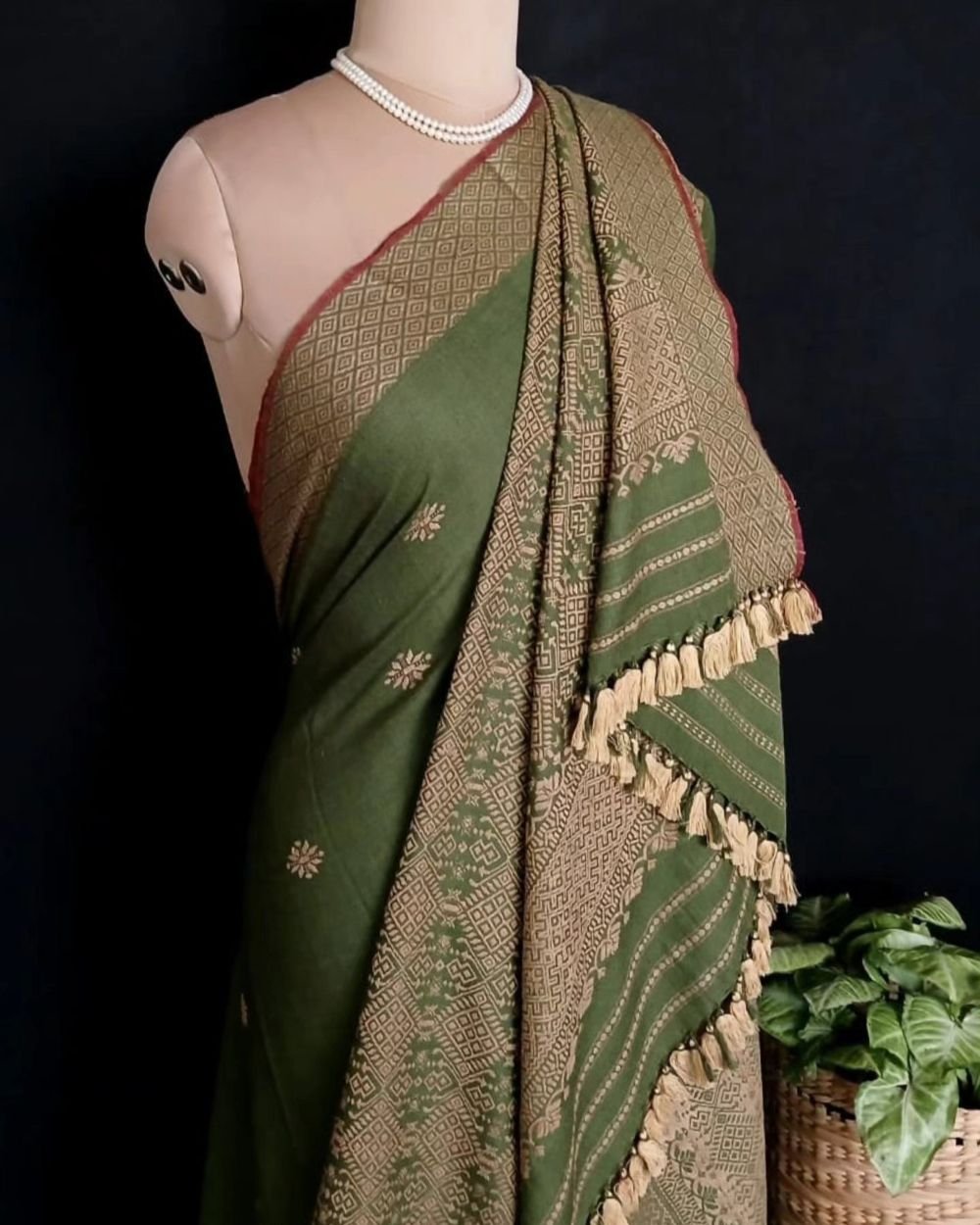 Ahimsa Eri Silk saree from Sualkuchi in Assam - (AESS0020) - Image 7