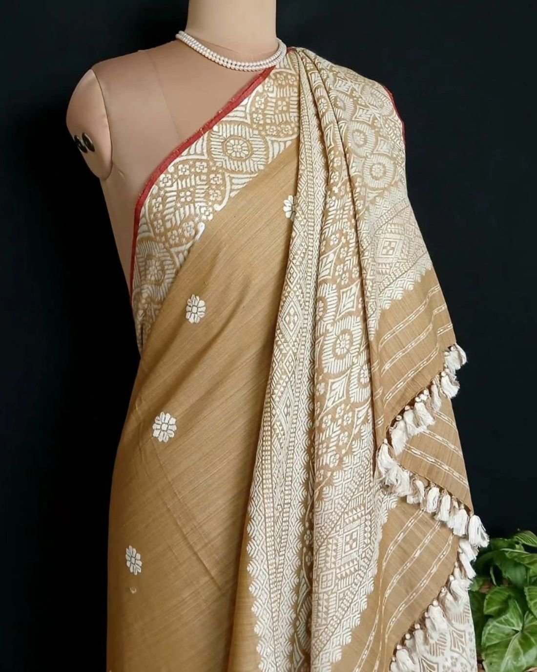 Ahimsa Eri Silk saree from Sualkuchi in Assam - (AESS0019) - Image 6