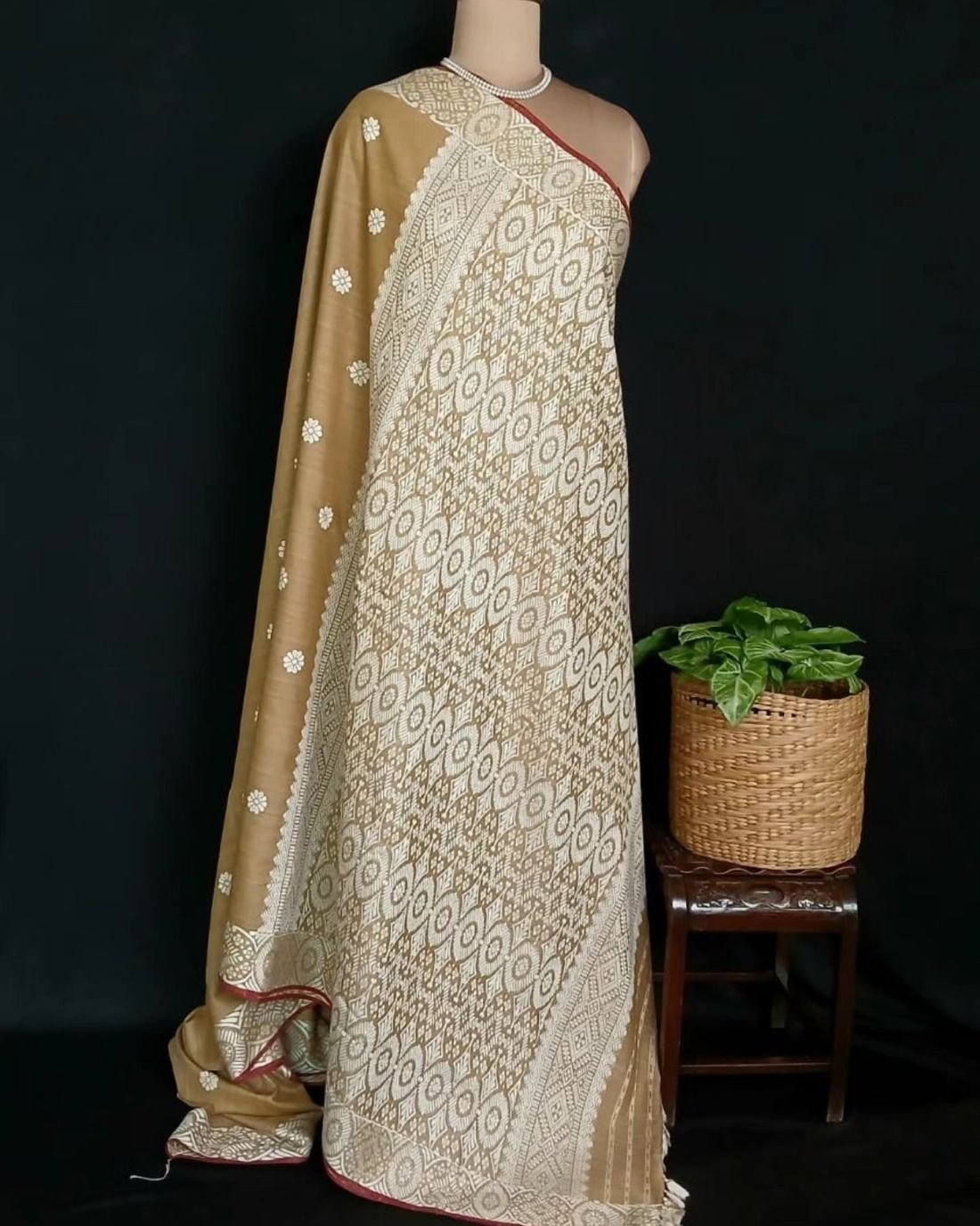 Ahimsa Eri Silk saree from Sualkuchi in Assam - (AESS0019) - Image 8