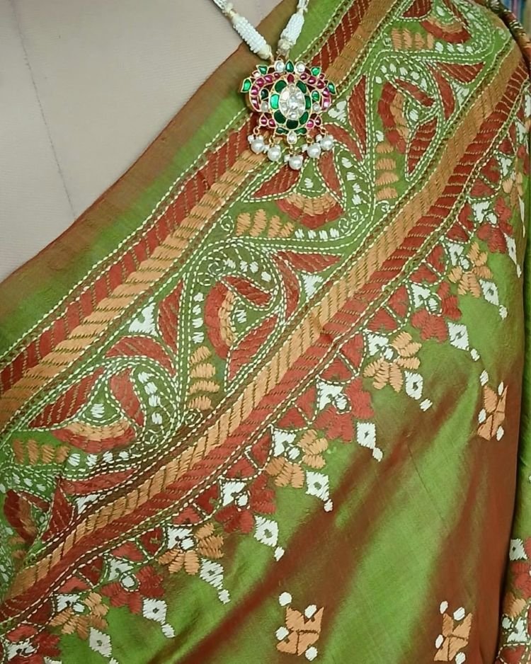 Santiniketan Kantha Saree in pure Bisnupuri Silk – (SNBK1093) - Image 3