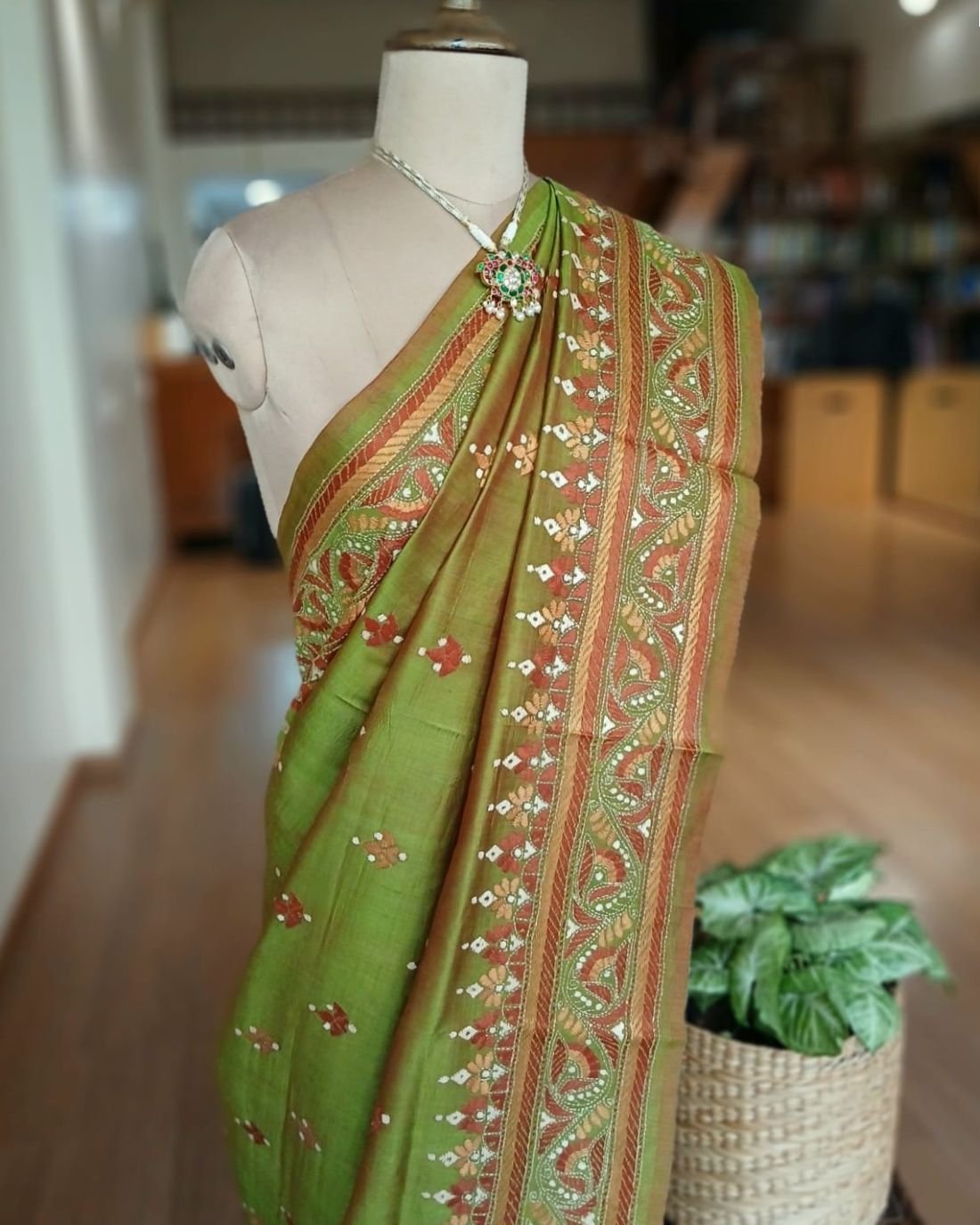 Santiniketan Kantha Saree in pure Bisnupuri Silk – (SNBK1093) - Image 9