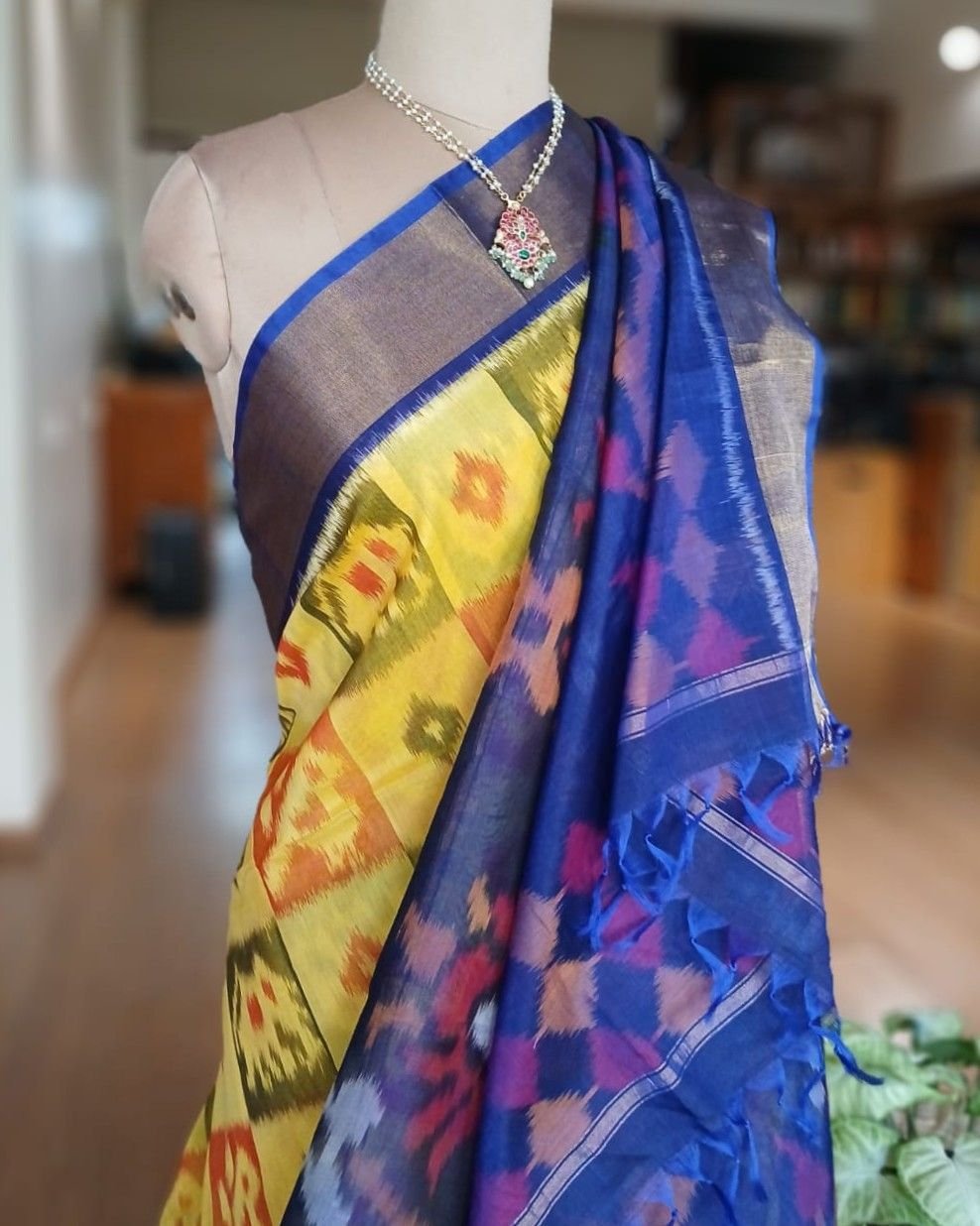 Handloom Single Ikat in Silk-Cotton Saree - (HSIS0015) - Image 5