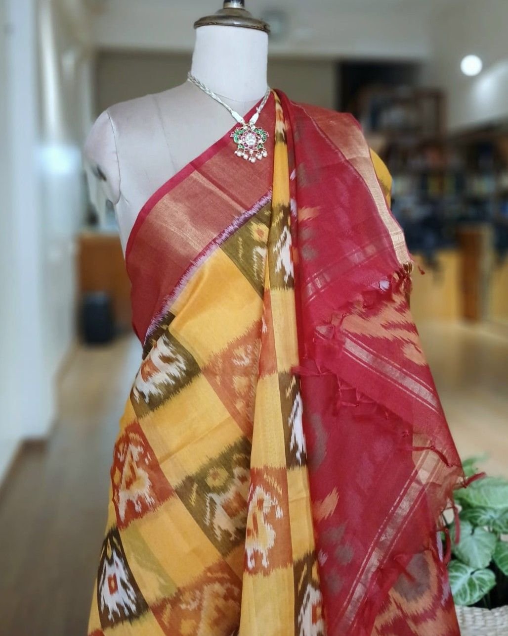 Handloom Single Ikat in Silk-Cotton Saree - (HSIS0020) - Image 5