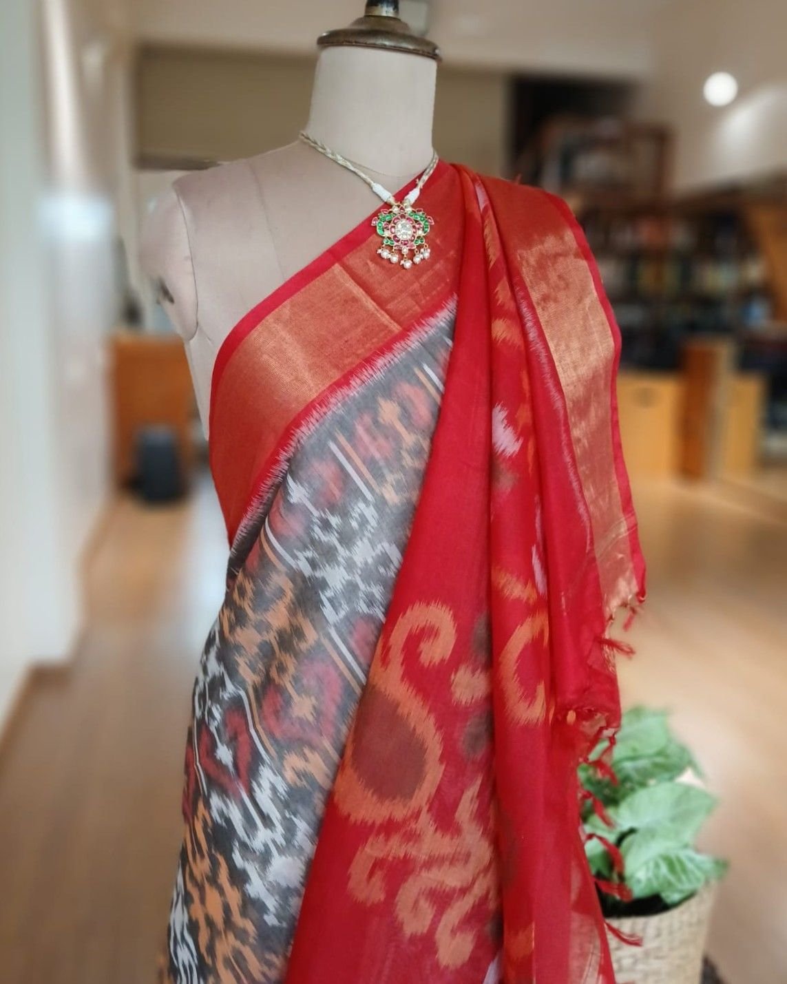 Handloom Single Ikat in Silk-Cotton Saree - (HSIS0022) - Image 5