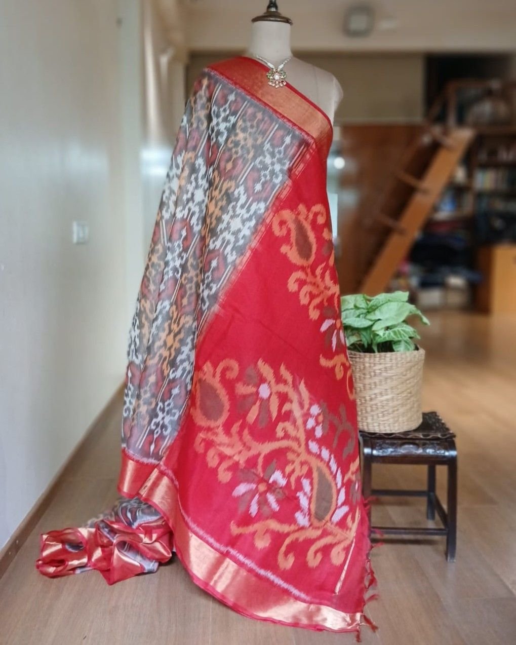 Handloom Single Ikat in Silk-Cotton Saree - (HSIS0022) - Image 7
