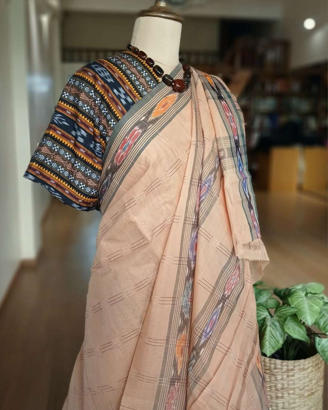 Manamedu Cotton Saree with Odisha Ikat Blousepiece - (ICMS0011) - Image 2