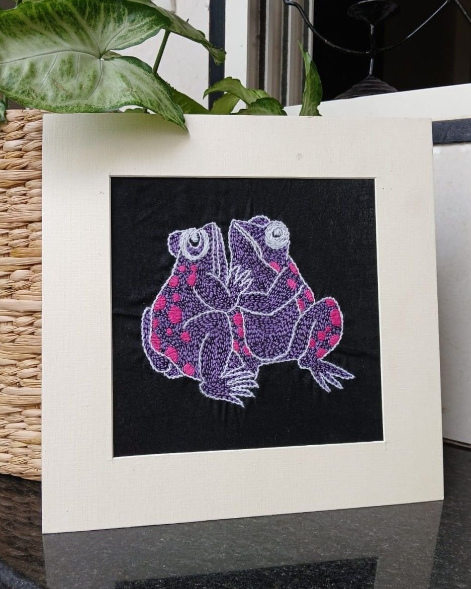 Kantha Embroidered Artwork Frogs – (ARTW1032)