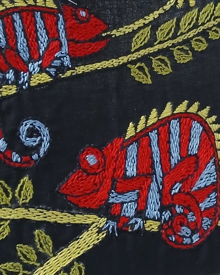 Kantha Embroidered Artwork Chameleon – (ARTW1038) - Image 2