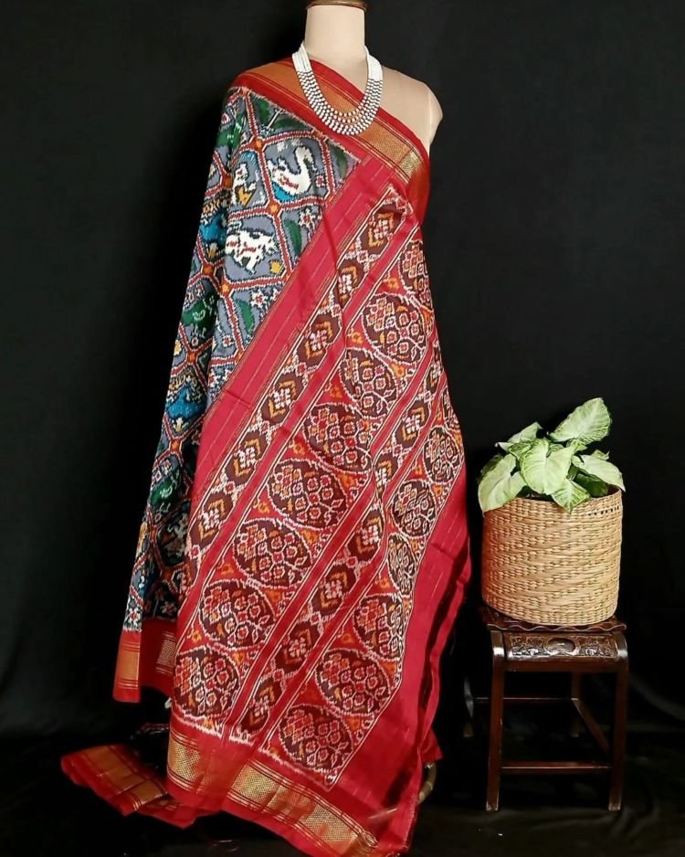 Figurative Pure Silk Ikat Saree in a Grid Design - (NZIS0011) - Image 8